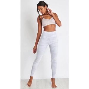 Alo yoga - hw vapor white camouflage small